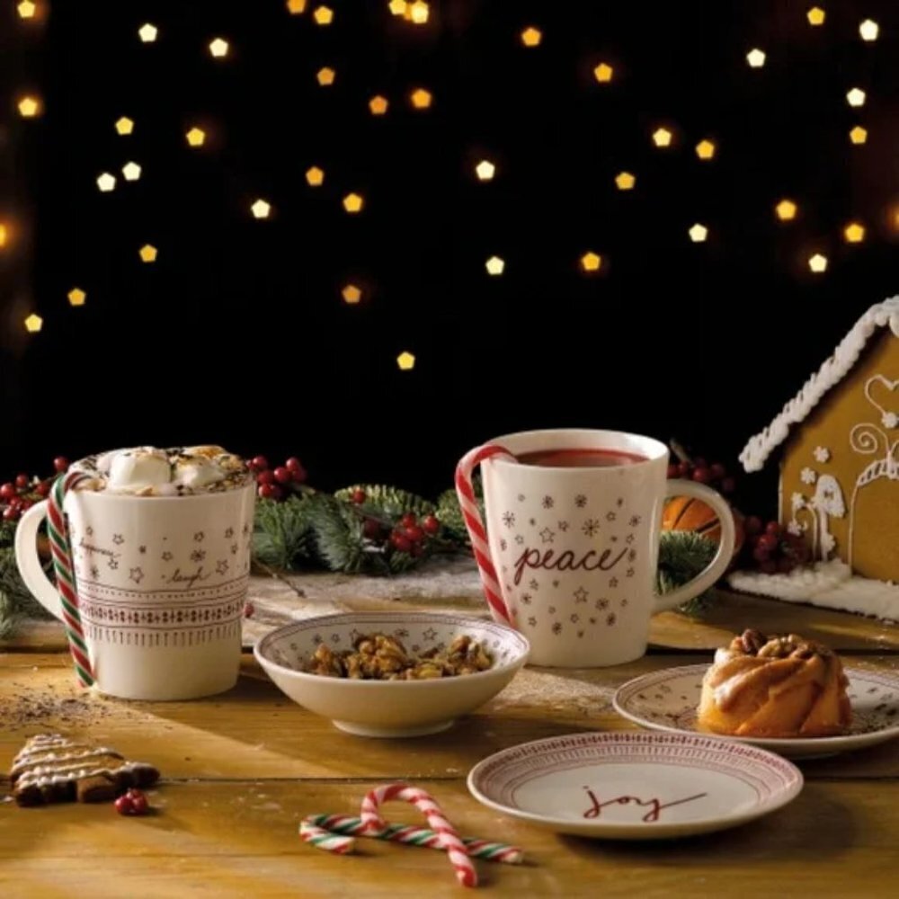 Royal Doulton with Ellen DeGeneres set of four white and red holiday drink mugs - Picture 4 of 15